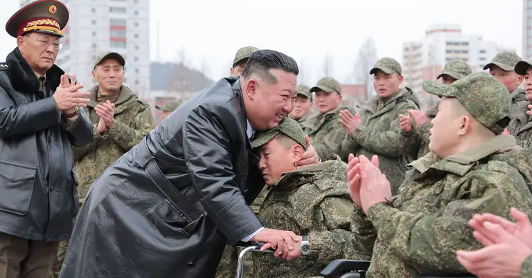 সেনাদের সংবর্ধনা দিয়েছেন কিম জং উন